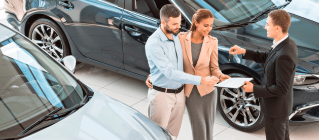 Arrendamiento puro (hombre y mujer recibiendo las llaves de un auto nuevo)