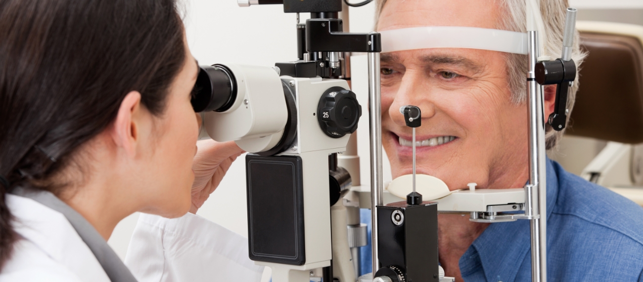 arrendar equipo médico (oftalmólogo revisando a paciente)